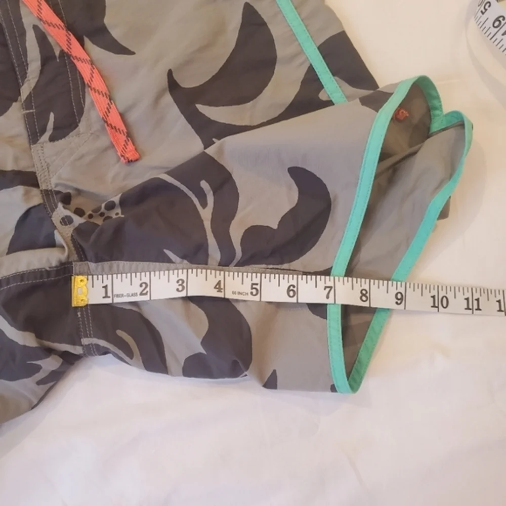 Patagonia Scallop Hem Wavefarer Board Shorts Size‎ 29 Gray Floral